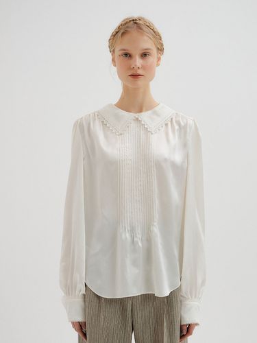 TROPHY Lace Pintucked Blouse - EENK - Modalova