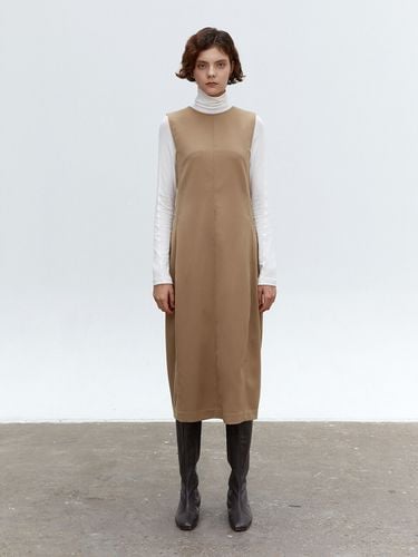 TOF Sleeveless Slim Line Dress_Beige - MOHAN - Modalova