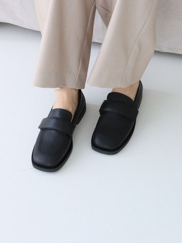 Free Strap Loafer_Black - MOL:pin - Modalova