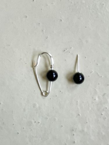 Onyx Silver Clip Earrings - nuavo - Modalova