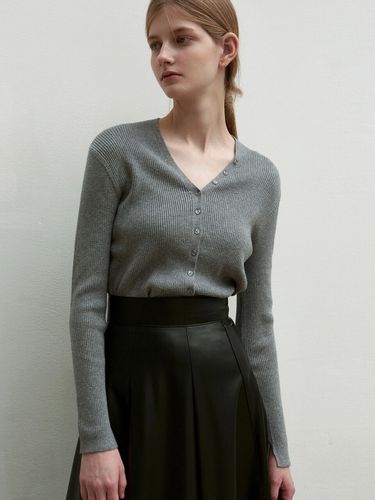 Button Slim Knit Cardigan (Gray) - NICK&NICOLE - Modalova