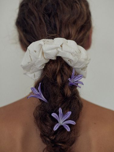 Suede Lace Scrunchie - 2 Colors - Elizabeth Moments - Modalova