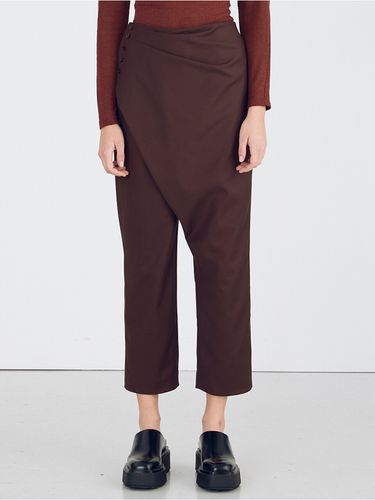 Layered Tuck Pants (Brown) - WNDERKAMMER - Modalova