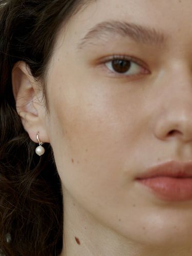 Mini Pearl Hoop Earrings - LOVE ME MONSTER - Modalova