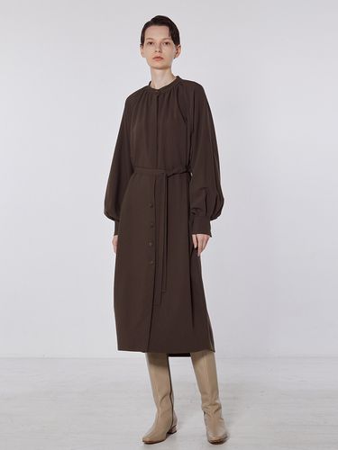 TOF Shirring Button Dress_Brown - MOHAN - Modalova