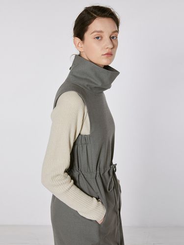 TOF Sleeveless Turtle-Neck Dress_Khaki - MOHAN - Modalova