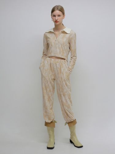 Marble Terry Jogger Pants (Beige) - SOFT SEOUL - Modalova