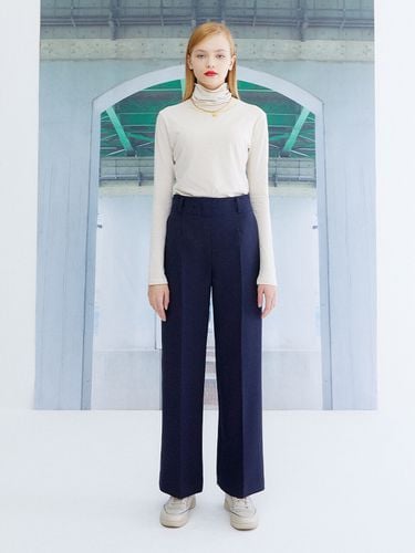 Necklace Turtleneck Top - the studio K - Modalova