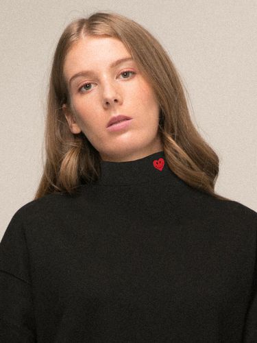 UNISEX] Small Heart Smile Turtleneck _ 2 Color - GRAVER - Modalova