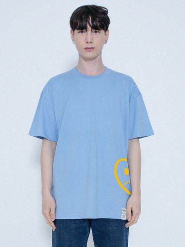 UNISEX] Side Drawing Heart T-Shirt _ Sky blue - GRAVER - Modalova