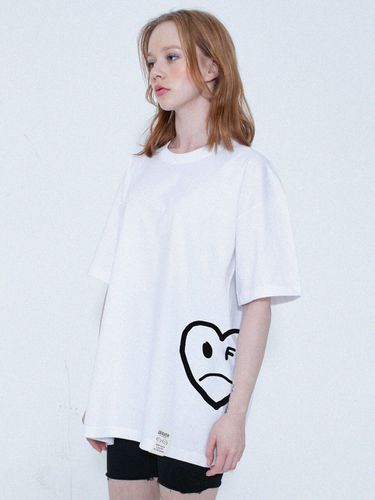 UNISEX] Side Drawing Heart T-Shirt _ White - GRAVER - Modalova