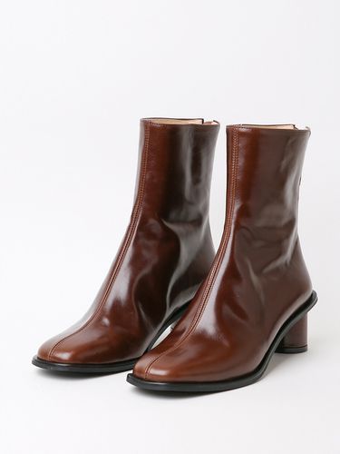 Becca Modern Chic Boots _ Brown - MARYRINGO - Modalova