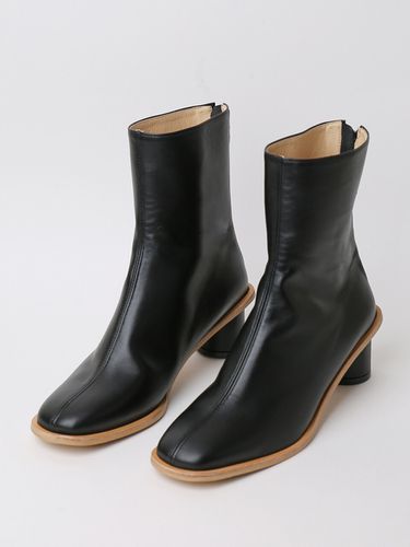 Becca Modern Chic Boots _ Black - MARYRINGO - Modalova