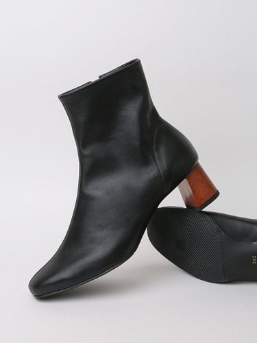 Becca Point Hill Boots _ Black - MARYRINGO - Modalova