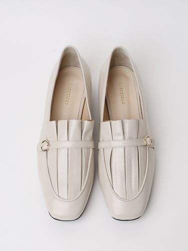 Becca Gathering Loafer _ Beige - MARYRINGO - Modalova