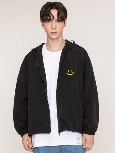 Small Drawing Smile Windbreaker Jacket (2Colors) - GRAVER - Modalova