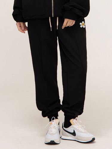 White Flower Clip Joggers Black - GRAVER - Modalova