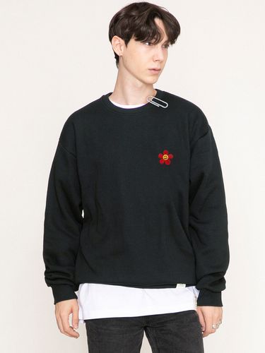 Red Flower Smile Embroidery Sweat Shirt_Charcoal - GRAVER - Modalova