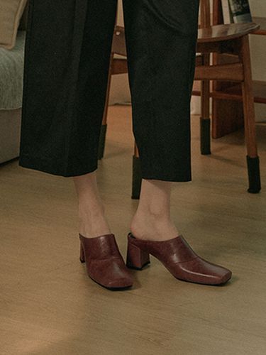 Tapering Backless Loafers _ Wine - KERRIJADE - Modalova