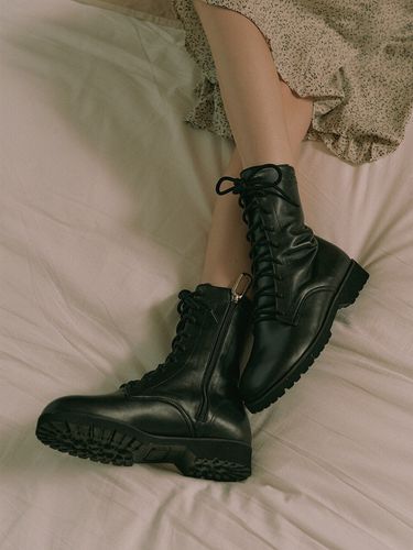 Flat Walker Boots _ Black - KERRIJADE - Modalova