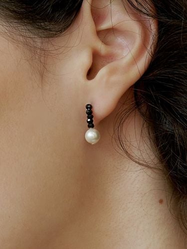 Black Spinel Pearl Earrings - LOVE ME MONSTER - Modalova