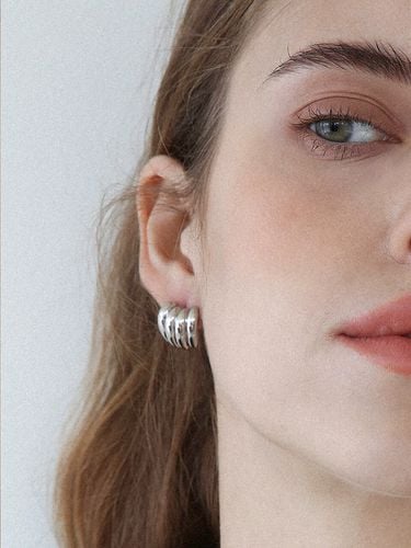 Clam Carry Earrings - LAZYDAWN - Modalova