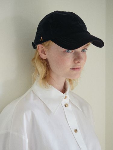 Kayla Velvet Ball cap _ Black - SHINJEO - Modalova