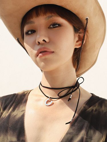 Horseshoe Strap Choker_Black - August Harmony - Modalova