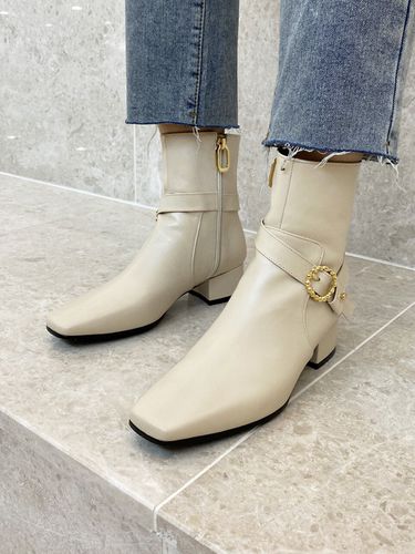 Lucia Gold Belt Ankle Boots - Cream - amellie - Modalova