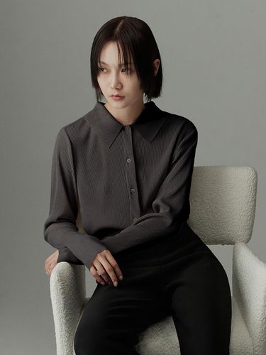 Wide Collar Pleated Blouse () - RE RHEE - Modalova