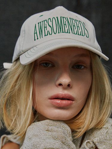 Signature Cap_Cream - AWESOME NEEDS - Modalova