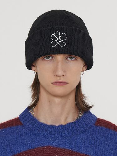 Flower Beanie (Black) - UNALLOYED - Modalova