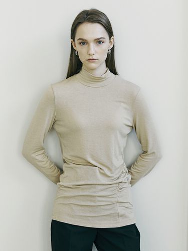 Wool Side Shirring T-Shirt (Beige) - Nouve - Modalova