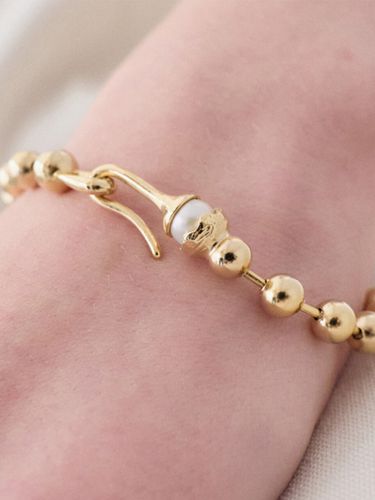 Ball Chain Hook Pearl Bracelet - L U I R E - Modalova