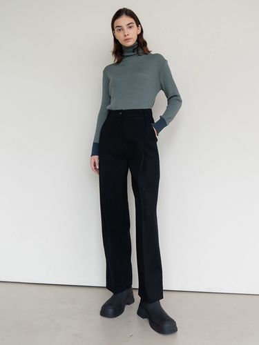 Pintuck Strap Wool Pant (Black) - AVA MOLLI - Modalova