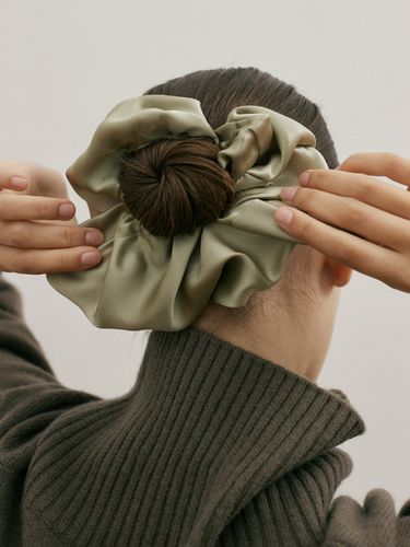 Silk Scrunchie (L) - Pistachio - AVVINA PELLE - Modalova