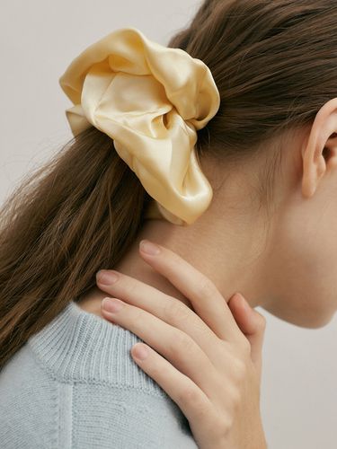 Silk Scrunchie (L) - Butter - AVVINA PELLE - Modalova