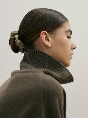 Silk Scrunchie (S) - Pistachio - AVVINA PELLE - Modalova