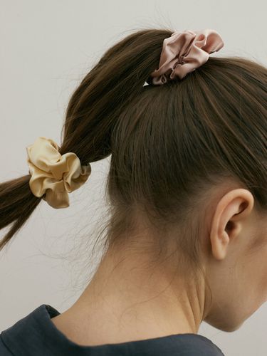 Silk Scrunchie (S) - Butter - AVVINA PELLE - Modalova