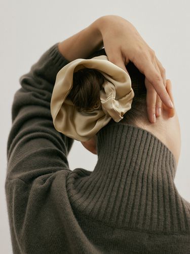 Silk Scrunchie (L) - AVVINA PELLE - Modalova