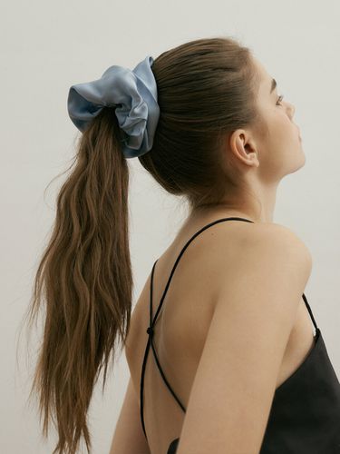 Silk Scrunchie (L) - Blue Fog - AVVINA PELLE - Modalova