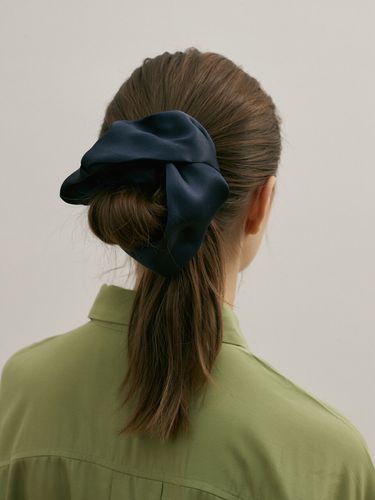 Silk Scrunchie (L)- Navy - AVVINA PELLE - Modalova