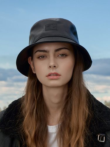 Leather Bucket Hat_Black - WHITE SANDS - Modalova