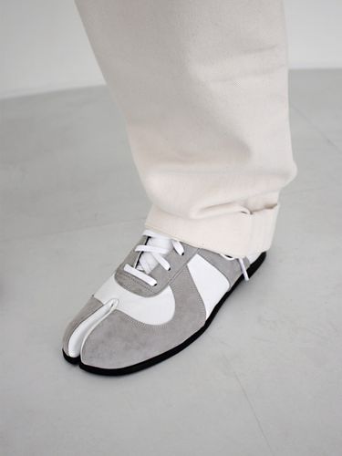 Unisex Tabi Loafer_White - JAM’T - Modalova