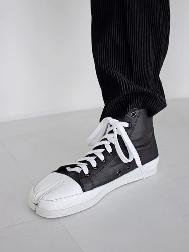 Unisex Tabi High Top Sneakers_Black - JAM’T - Modalova