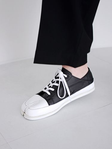 Unisex Tabi Low Top Sneakers_Black - JAM’T - Modalova