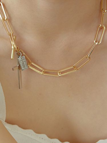 Gold Cross Chain Necklace - LAYERMOOD - Modalova