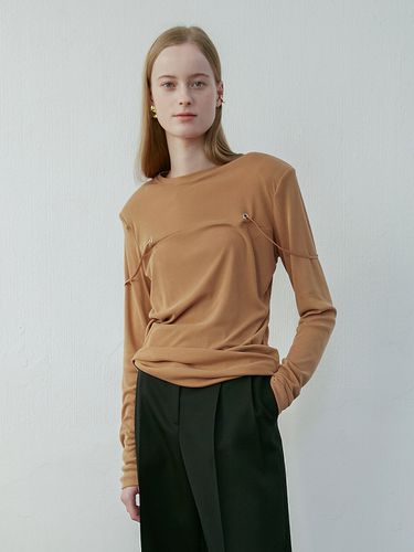 Squared Shoulder Eyelet Top () - LEUNI - Modalova