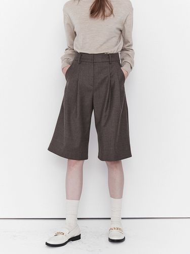 Two Tuck Wide Bermuda Pants () - MOAT - Modalova