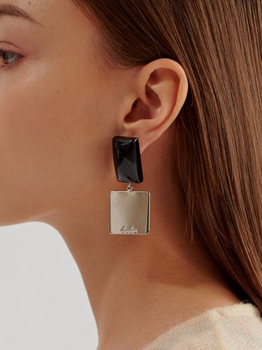 Pave Earring (Black) - BAEBAE - Modalova